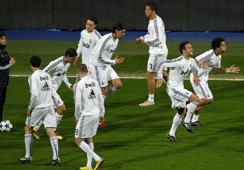 银河战舰欧冠破浪，皇马逆境铸传奇新章